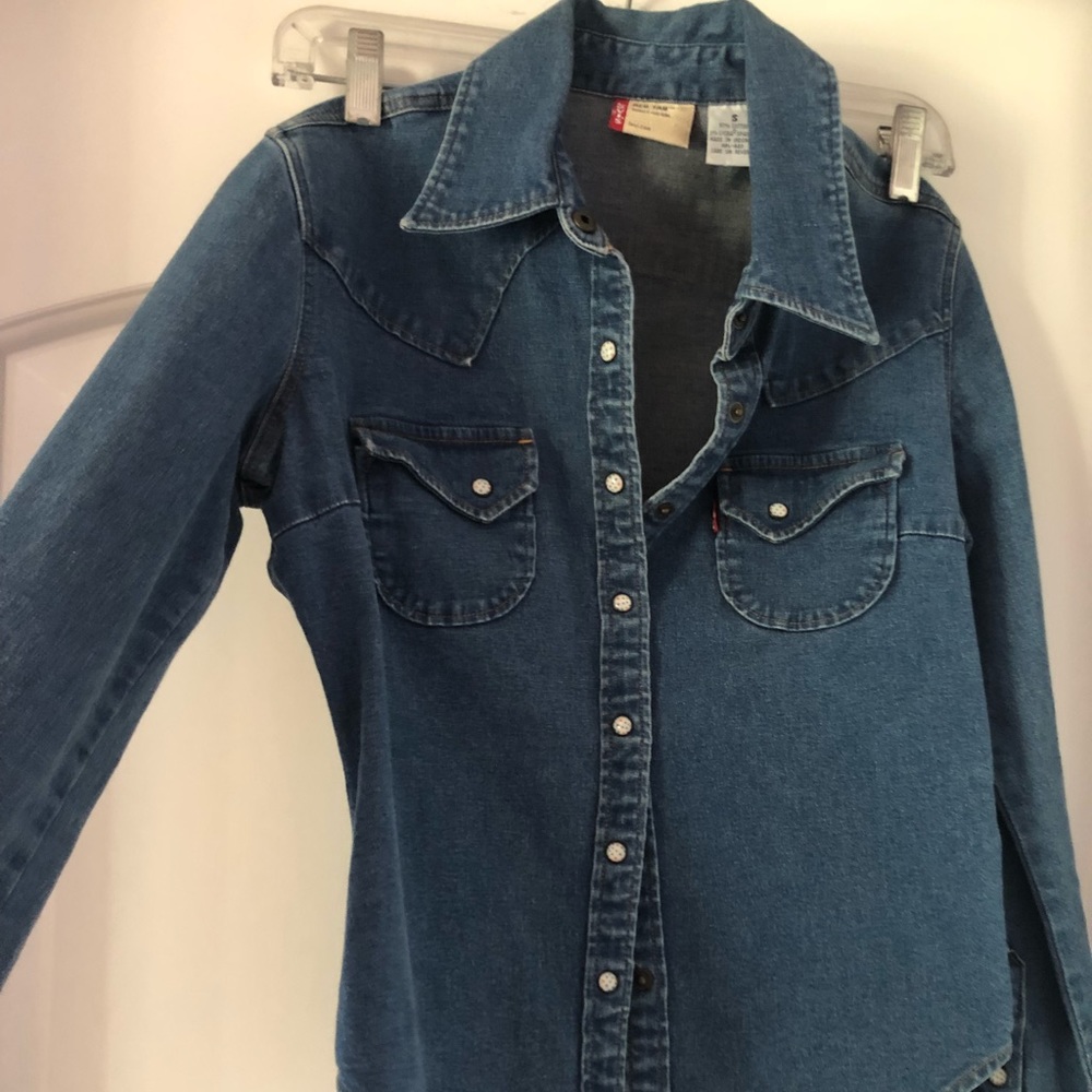 Tight light Levi's jean jacket.